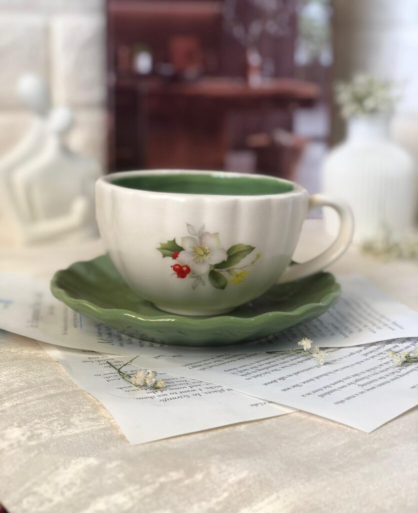 فنجان گل دار سرامیکی با نعلبکی سبز